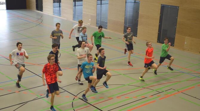 Die ersten Schüler durften gestern durch die neue Halle rennen. GEA-FOTOS: BARAL Die ersten Schüler durften gestern durch die neue Halle rennen. GEA-FOTOS: BARAL