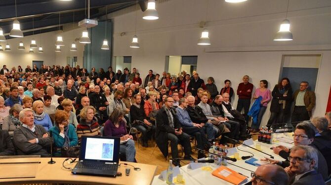 Gesteckt voll war der Saal des Pfullinger Feuerwehrhauses, als Stadt und Landkreis ihre Pläne für die Unterbringung von Flüchtli Gesteckt voll war der Saal des Pfullinger Feuerwehrhauses, als Stadt und Landkreis ihre Pläne für die Unterbringung von Flüchtli