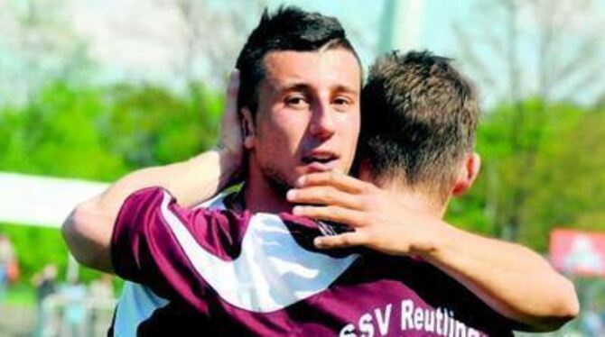 Sagt zum Abschied leise »Servus«. Dominic Maroh (links, bei der Umarmung mit Andreas Rill) verlässt den SSV. GEA-FOT