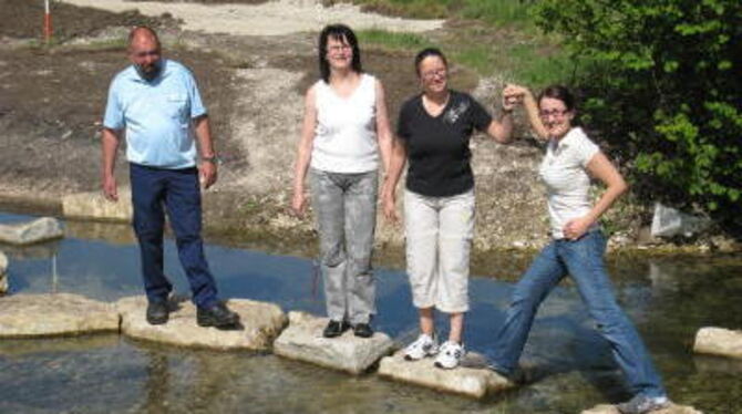 Rathaus-Mitarbeiterinnen haben den Themenwanderweg &raquo;Rund ums Lauchertwasser&laquo; schon getestet. Archäologe Wolfgang Hei
