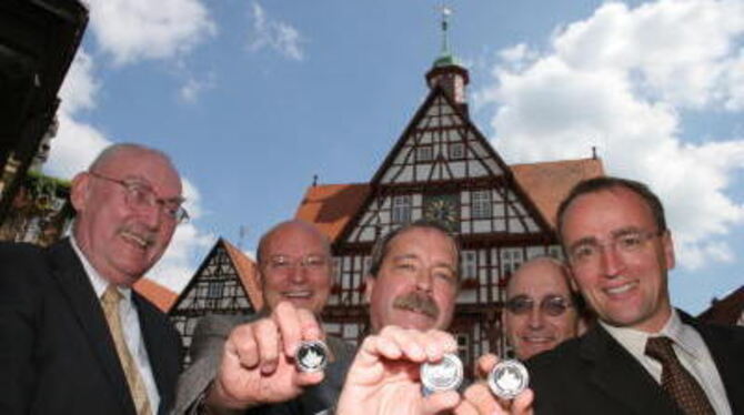 Lothar Schmidt (Euromint), Gerhard Stooß (Volksbank), Kurdirektor Wolfgang Schütz, Eckart Schweizer (Kreissparkasse) und Bürgerm