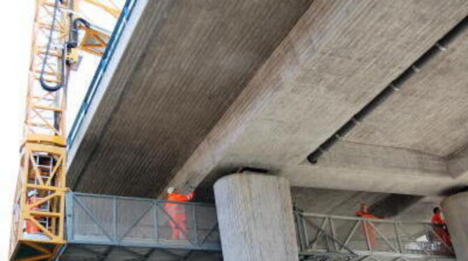 Mit dem sogenannten Brückenuntersichtsgerät ist die Brücke imVerlauf der B 313 in Trochtelfingen untersucht worden.  FOTO: PFIST