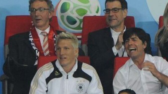 Joachim Löw (re) als Sitznachbar von Bastian Schweinsteiger.
FOTO: DPA