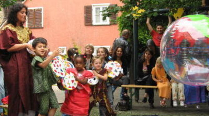 Den 25. Geburtstag feierten die Kinder des Kindergartens Weingärtnerstraße mit einem bunten Fest. FOTO: SCHMID