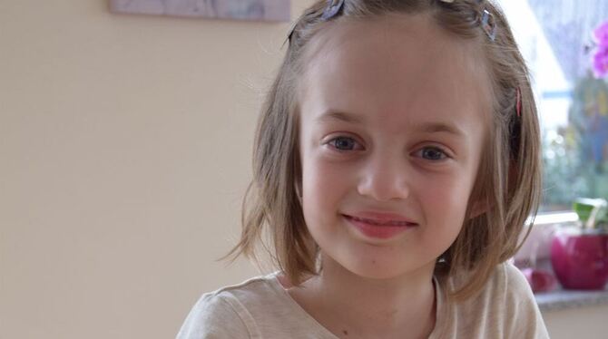 Mia ist von Geburt an taub, hat aber über ein Ohr-Implantat sprechen gelernt. GEA-FOTO: ist