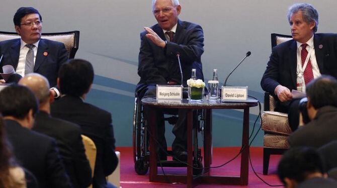 Finanzminister Schäuble (M) spricht während des G20-Gipfels in Shanghai. Foto: Rolex Dela Pena