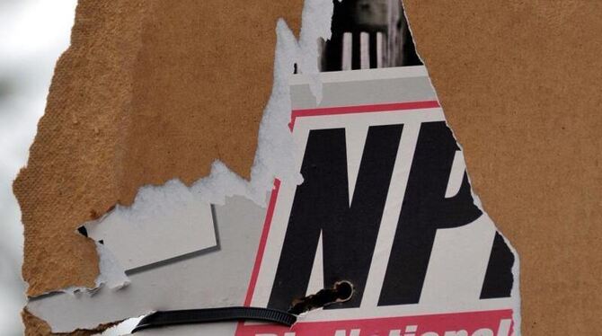 Ein zerrissenes Wahlplakat der NPD hängt an einem Laternenmast. Von Dienstag an befasst sich Karlsruhe mit dem Verbotsantrag