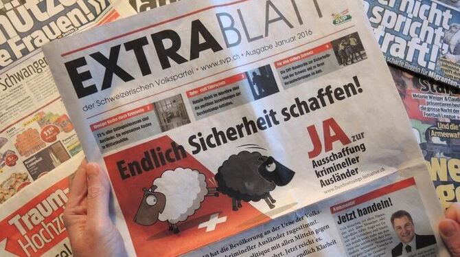 »Extrablatt« der Schweizerischen Volkspartei (SVP). Die Schweizer stimmen über eine Verschärfung der Ausweisung krimineller A