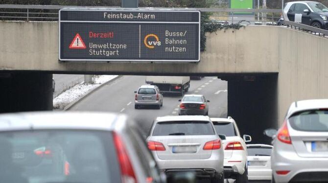 Anzeige »Feinstaub Alarm« für die Umweltzone Stuttgart. Nirgends gilt die Luft als so stark mit Schadstoffen belastet wie in