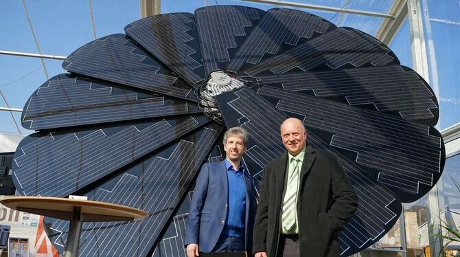 Fotovoltaikmodule müssen nicht langweilig aussehen: Tübingens OB Boris Palmer (links) und Messe-Organisator Michael Bartmann vor
