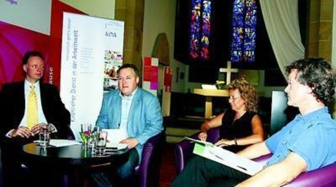 Rege Diskussion (von links): Dr. Markus Nawroth, Moderator Pfarrer Jens Junginger, Beate Müller-Gemmeke und Thomas Wied sprachen