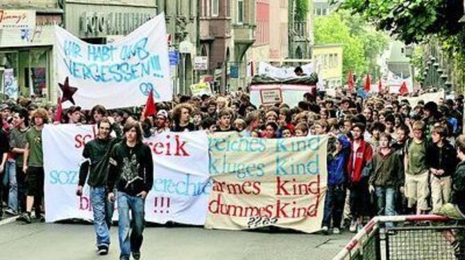 Mit Fahnen und Transparenten sind am Donnerstag Schüler durch die Stadt gezogen, um für bessere Lernbedingungen und mehr Gerecht