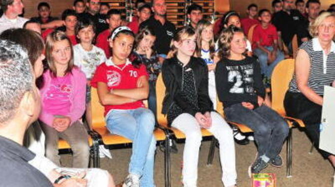 Aufmerksame Zuhörer: Schüler der Mörikeschule informierten die israelischen Gäste über den Landkreis und die Region. GEA-FOTO: M