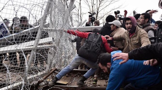 Gestern hatten verzweifelte Migranten eine Eisenbahntrasse an der griechisch-mazedonischen Grenze bei Idomeni gestürmt. Foto: