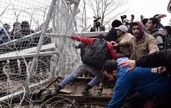 Gestern hatten verzweifelte Migranten eine Eisenbahntrasse an der griechisch-mazedonischen Grenze bei Idomeni gestürmt. Foto:
