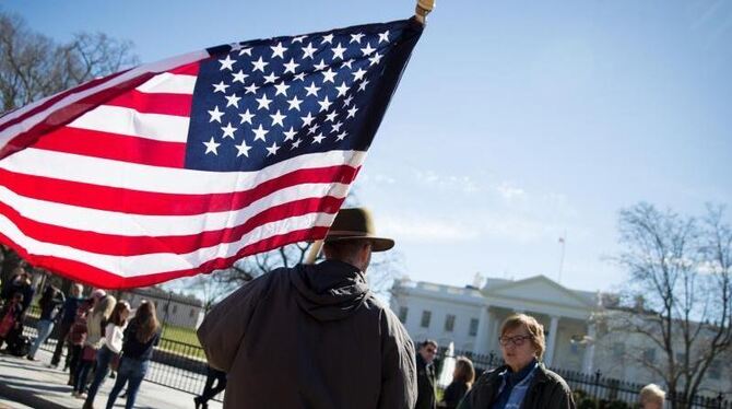 Mit Cowboy-Hut und US-Flagge vor dem Weißen Haus. Insgesamt standen am Super Tuesday Vorwahlen in gleich zwölf Bundesstaaten
