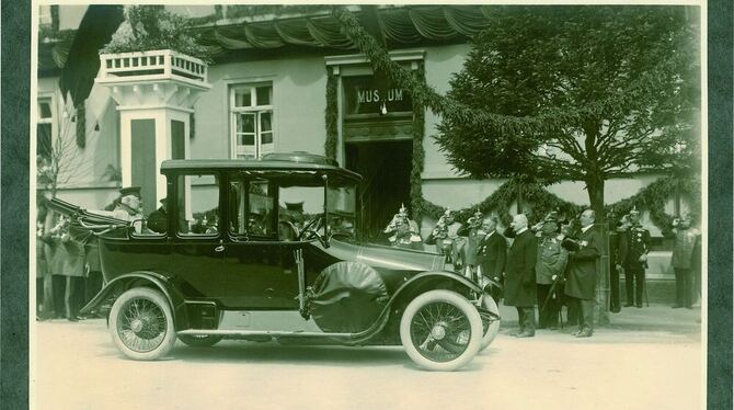 Als das Autofahren noch ein exklusives Vergnügen war: 1914 fuhr der württembergische König Wilhelm II. bei einem Reutlingen-Besu