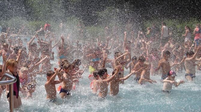 Was für ein herrliches Wasserbad: Beim Fest zum 100-Jahr-Jubiläum der DLRG spritzten Kinder und Jugendliche um die Wette. ARCHIV