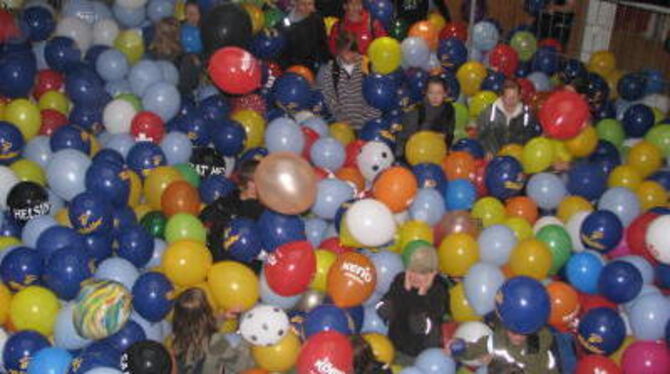 Baden in einem Meer von Luftballons: Abiturienten des Bad Uracher Graf-Eberhard-Gymnasiums ließen es gestern krachen.   FOTO: MO