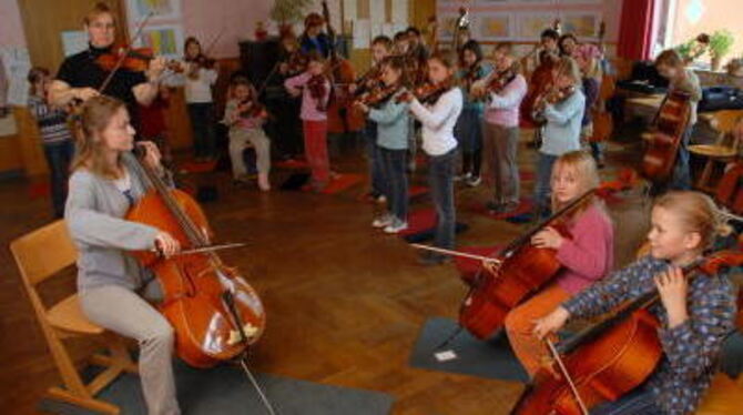 Orchester-Feeling von Anfang an: Reutlinger Waldorfschüler lernen im Klassenverband ein Streichinstrument ihrer Wahl. GEA-FOTO: