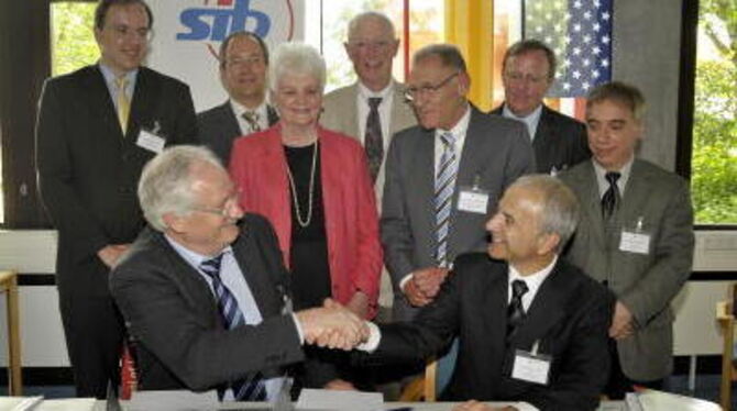 Unterzeichnung des Kooperationsvertrags: im Vordergrund die Präsidenten James L. Doti (rechts) und Peter Nieß. Dahinter (von lin