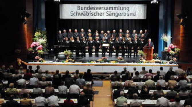 Zur Eröffnung der Bundesversammlung sprach Präsident Dr. Lorenz Menz, der Ludwig-Uhland-Chor unter der Leitung von Jürgen Knöpfl