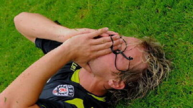 Am Boden zerstört: Die SSV-Spieler ­ im Bild Thomas Scheuring ­ haben in den letzten beiden Spielen alles verloren. GEA-FOTO: PA
