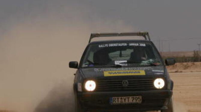Bei der Rallye Allgäu-Orient gab es auch etliuche Sonderprüfungen: Hier Peter Henzler am Steuer seiens Golf II bei einem Wüstenr