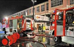 100 Feuerwehrleute brachten das Feuer in der Diskotehk M-Park binnen einer Stunde unter Kontrolle.
FOTO: NIETHAMMER