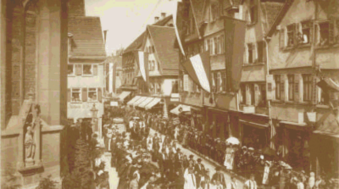 Der Betzinger &raquo;Hochzeitszug&laquo; beim landwirtschaftlichen Bezirksfest 1908 führte durch die untere Wilhelmstraße auf Hö