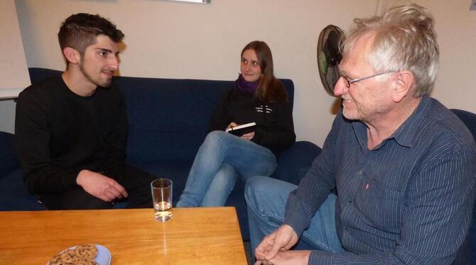 Der 18-jährige Wesam Nassar (links) sucht einen Ausbildungsplatz. Dabei sind ihm die Metzinger Streetworker Katharina Riehle und