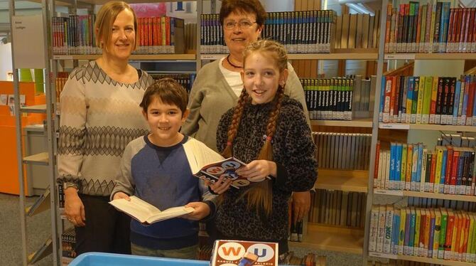 Maximilian (9) und Sofia (10) mit einem Klassensatz des Buches »Wunder« von Raquel J. Palacio – ein Buch, das auch Doris Baumann