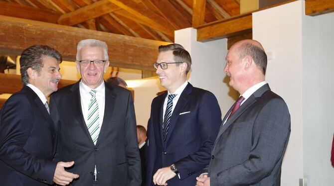 Ministerpräsident Winfried Kretschmann (Zweiter von links) bei den Verbänden der Familienunternehmer und Jungen Unternehmer auf