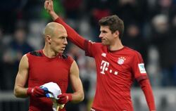 Thomas Müller (r.) warnt seine Mitspieler nach dem 0:0 gegen Borussia Dortmund. Foto: Peter Kneffel