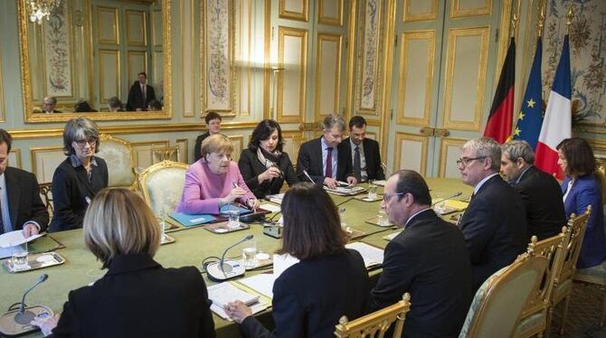 Merkel und Hollande sind in der Telefonkonferenz Putin, Cameron und Renzi zugeschaltet. Foto: Bundesregierung/Bergmann