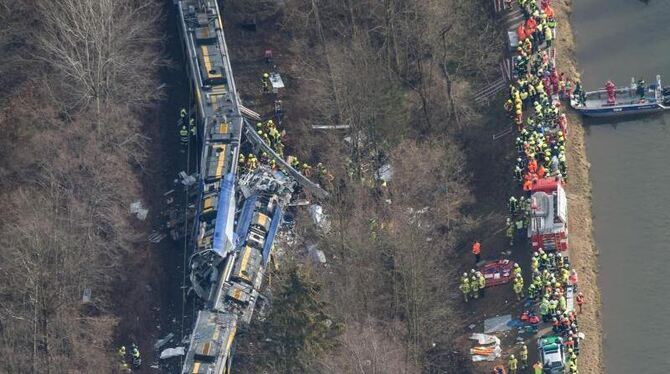 Rettungskräfte an der Unfallstelle des Zugunglücks in der Nähe von Bad Aibling. Foto: Peter Kneffel