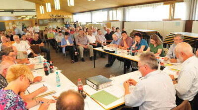 Zu Beginn der Ortschaftsratssitzung in Neuhausen, bei der sich gestern Abend alles um den geplanten Bau eines Boss-Distributions