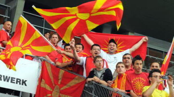 Konnten sich über die gute Leistung des Außenseiters freuen: Mazedonische Fans. GEA-FOTO: PACHER