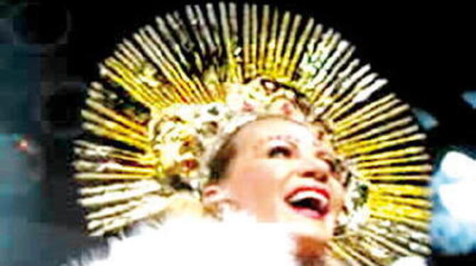 Die Tina Turner Brasiliens kommt wieder: Elba Ramalho beim Auftritt im Jahr 2000 auf dem Marktplatz. 
ARCHIVFOTO: PR