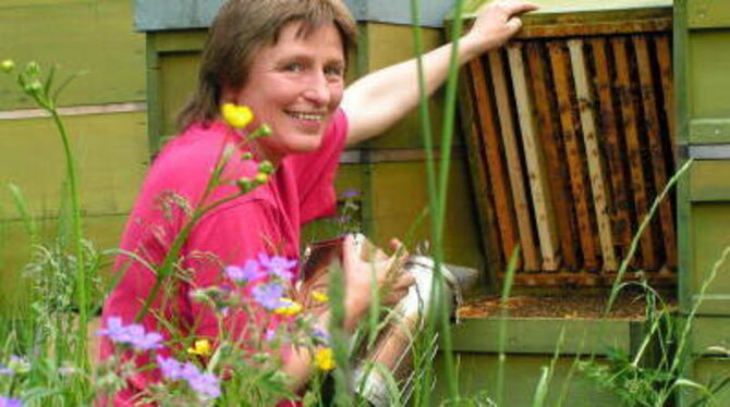 Die Öschinger Imkerin Sabine Schultz liebt das Summen der Bienen und den Geruch von Wachs und Honig.  FOTO: WEBER