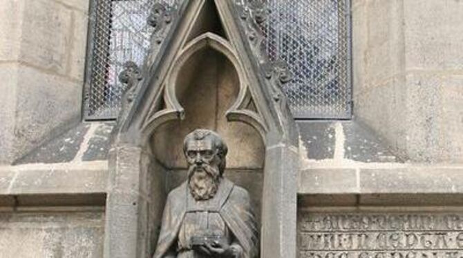 Die Nikolaus-Skulptur des Bildhauers Karl Wolter aus dem Jahr 1914 stellt den Namenspatron der Kirche als Helfer eines notleiden