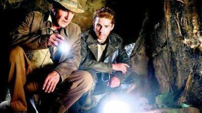 Der Hut sitzt noch: Indiana Jones (Harrison Ford) und Mutt (Shi LaBeouf) stoßen auf ein unbekanntes Leuchtobjekt.
FOTO: UPI