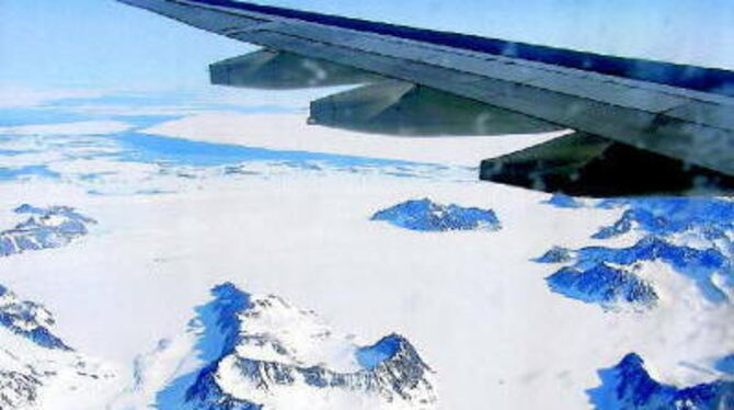 Endlose Eis-Ebenen und tief verschneite Berge bleiben den Nordpolreisenden in Erinnerung. FOTO: SABIERAJ