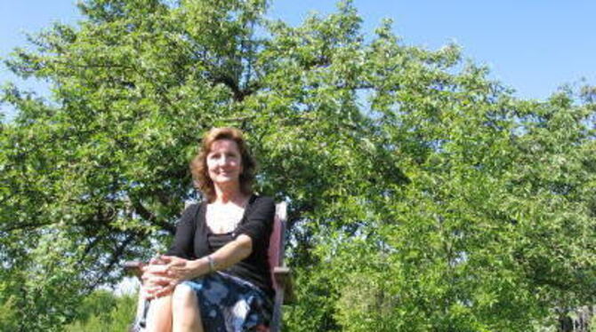 Ein Hauch von Afrika in Hinterweiler: &raquo;Meine Apfelakazie&laquo; sagt Jutta Lorey-Wagner zu ihrem Apfelbaum, der so geschni