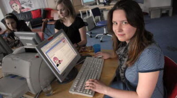 Sie hilft online suizidgefährdeten Jugendlichen: Louisa (rechts) in der Beratungsstelle Youth-Life-Line.  GEA-FOTO: SCHREIER