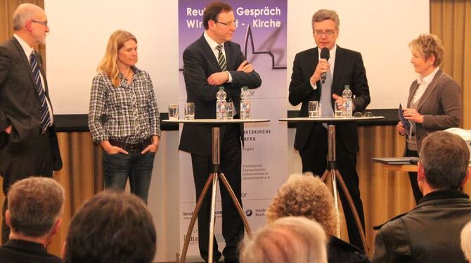 Diskutierten das Thema »Gemeinwohl-Ökonomie«: Prälat Dr. Christian Rose (von links), Vaude-Chefin Antje von Dewitz, Zollernalb-S Diskutierten das Thema »Gemeinwohl-Ökonomie«: Prälat Dr. Christian Rose (von links), Vaude-Chefin Antje von Dewitz, Zollernalb-S