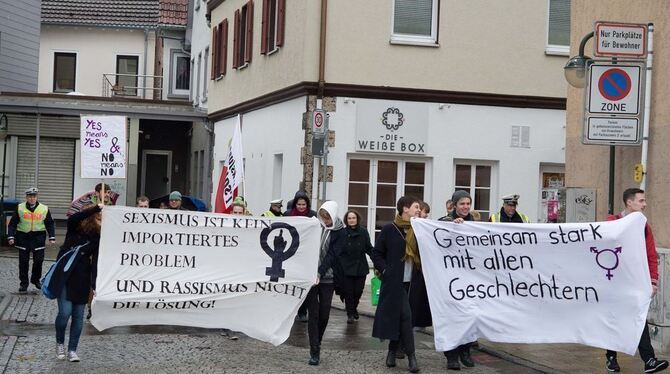 Bei nasskaltem Wetter: Demonstrationszug und Kundgebung für die Rechte der Frauen und gegen jedwede Diskriminierung. FOTO: GER