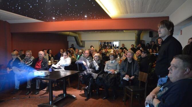 Mit großem Medieneinsatz erläuterte Martin Krohmer die Vorstellungen der Ahlsberg-Initiative.