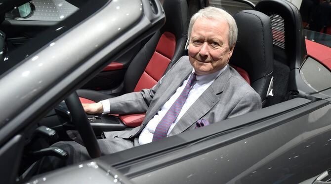 Wolfgang Porsche, Aufsichtsratsvorsitzender des Stuttgarter Sportwagenherstellers Porsche beim Genfer Autosalon in einem Porsche Wolfgang Porsche, Aufsichtsratsvorsitzender des Stuttgarter Sportwagenherstellers Porsche beim Genfer Autosalon in einem Porsche