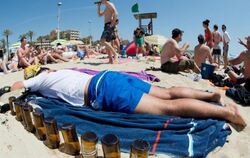 Deutscher Tourist am Strand von Arenal. Der Ballermann soll zur «Interventionszone im Kampf gegen öffentliche Saufgelage» wer